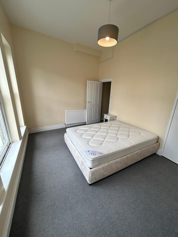 Flat Ravenswood Road in Greater London