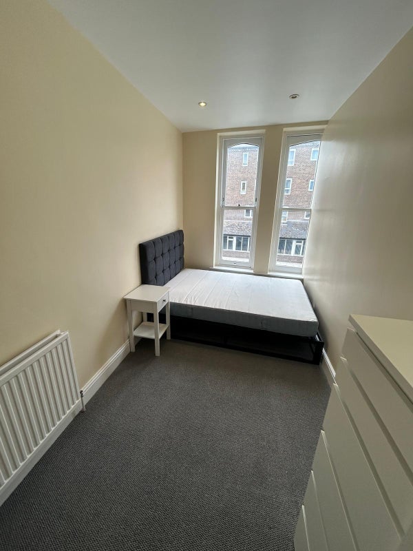 Flat Ravenswood Road in Greater London