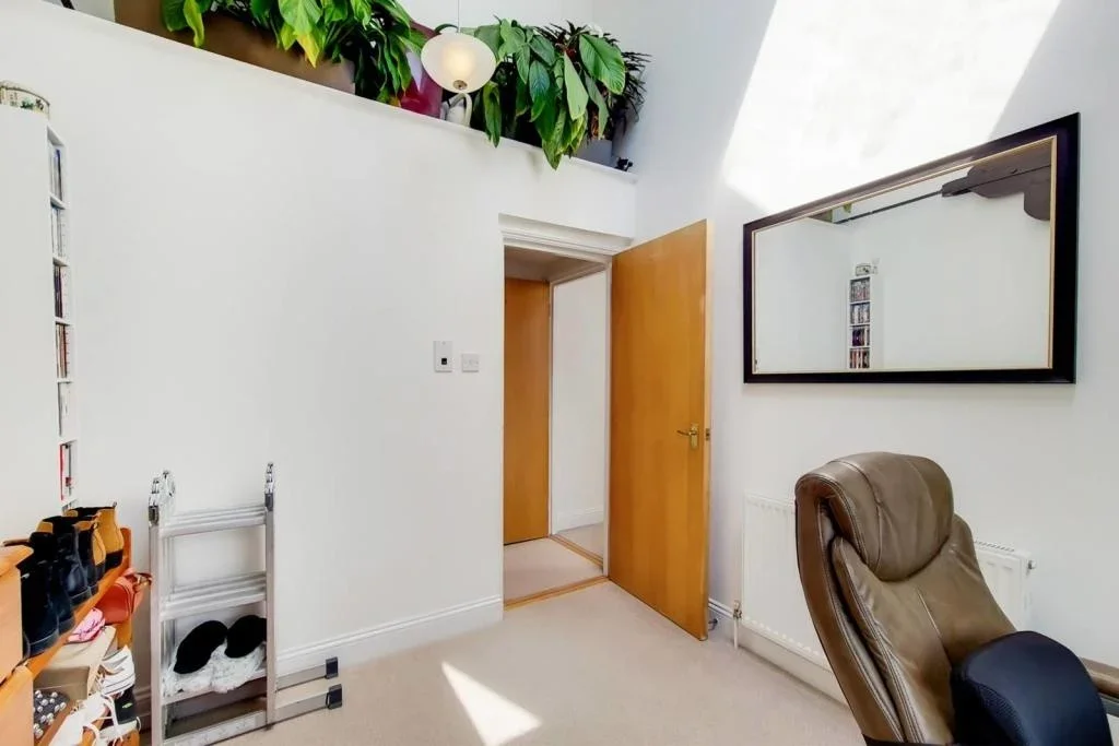 Flat Waldegrave Road in Greater London