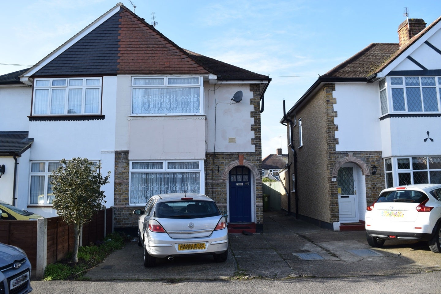 House Linkscroft Avenue in Borough of Spelthorne