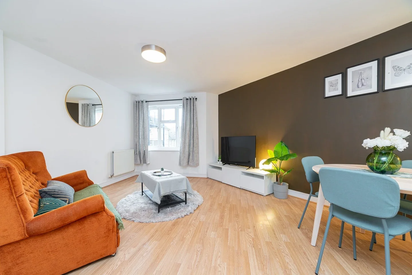 Flat Broadwater Road in Greater London