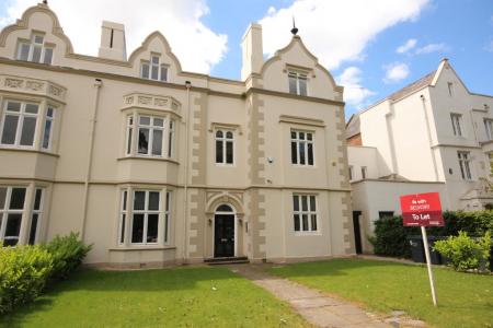 Flat Spencer Parade in Northampton