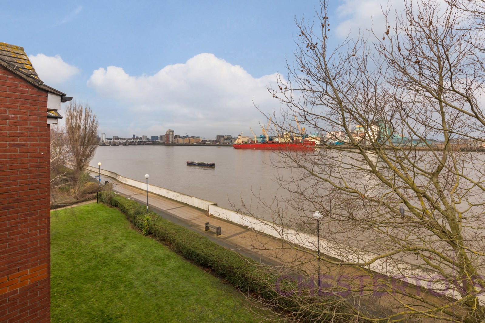Flat Harlinger Street in Greater London
