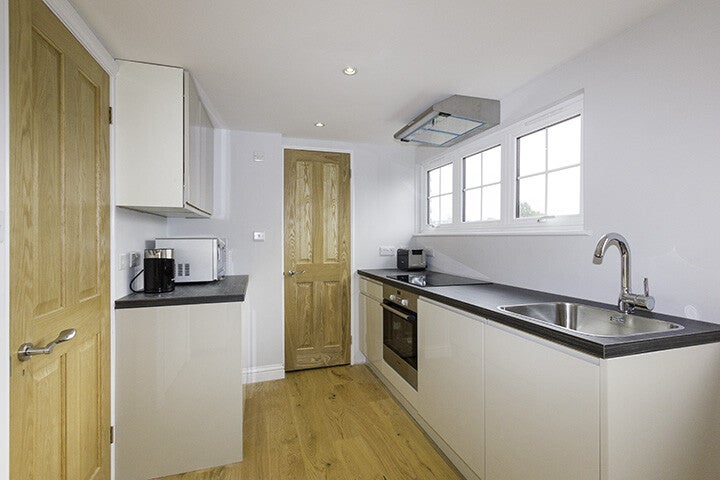Flat Dingwall Gardens in Greater London