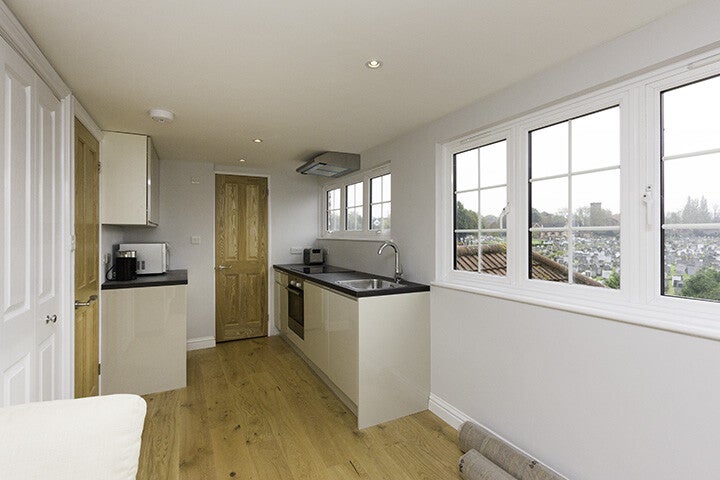 Flat Dingwall Gardens in Greater London