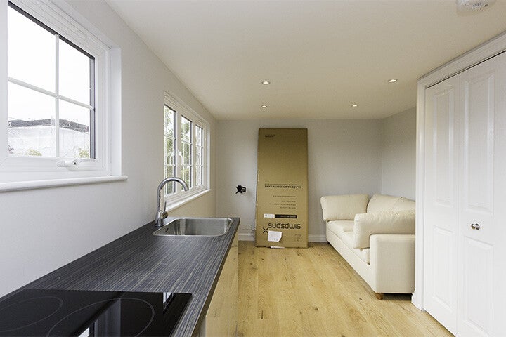 Flat Dingwall Gardens in Greater London