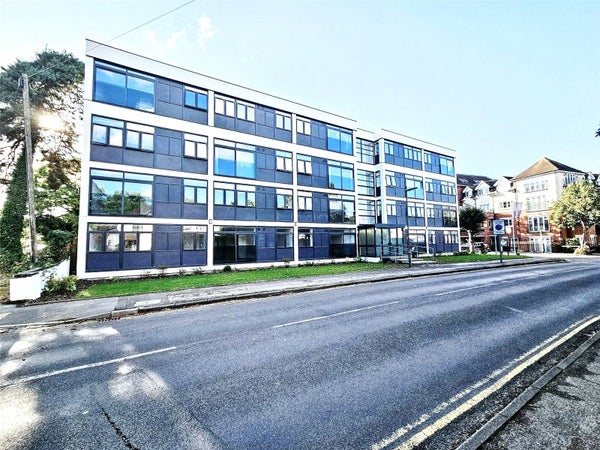 Flat Rosemount Avenue in Woking