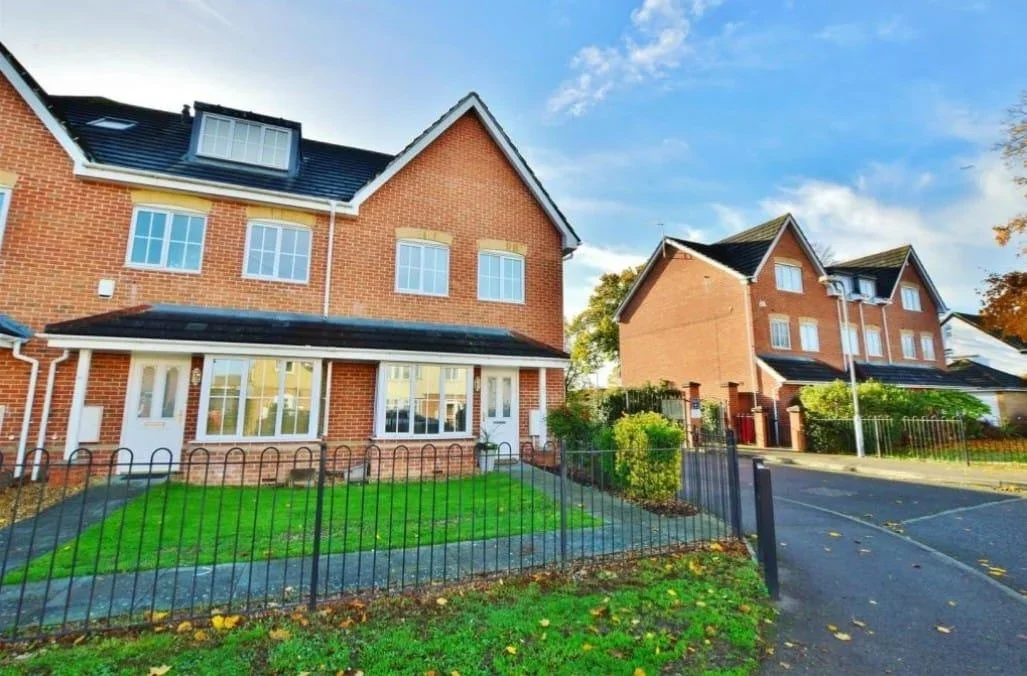 House Broomfield Gate in Slough