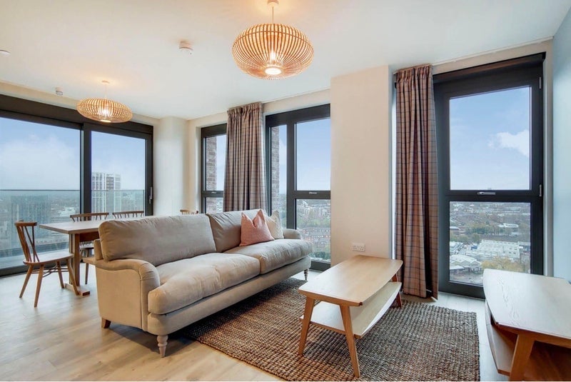 Flat Hudson Walk in Greater London