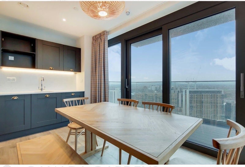 Flat Hudson Walk in Greater London