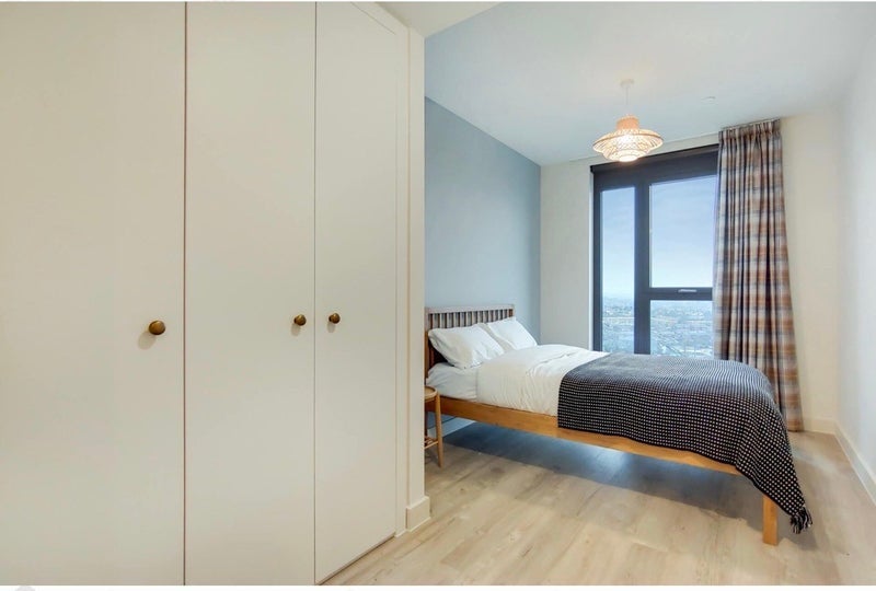 Flat Hudson Walk in Greater London