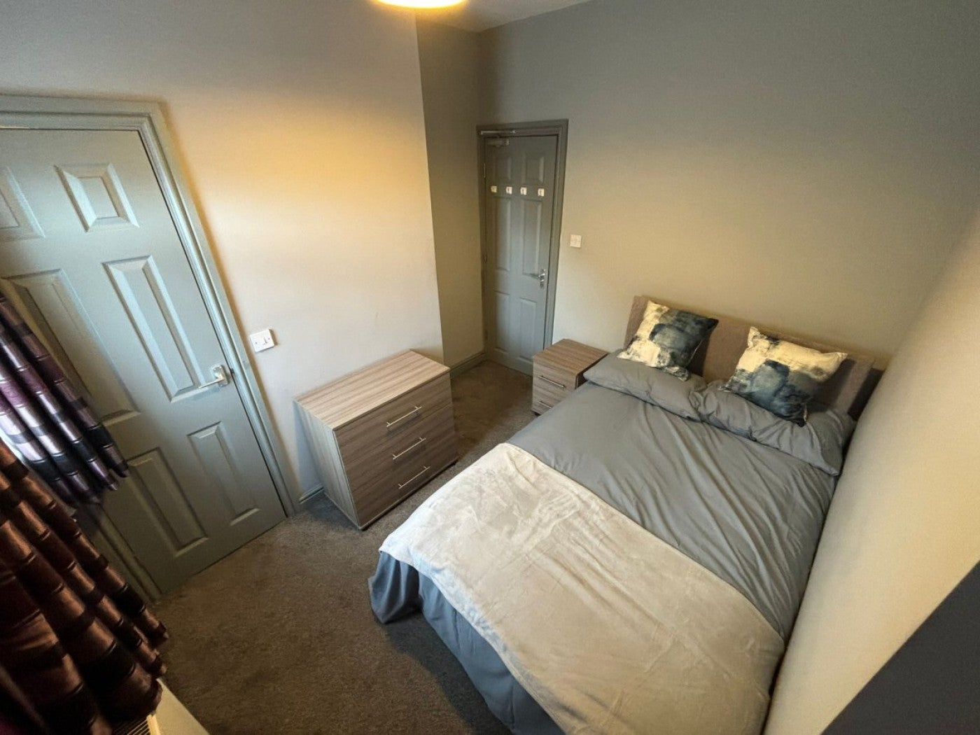 Room Doncaster Road in Barnsley