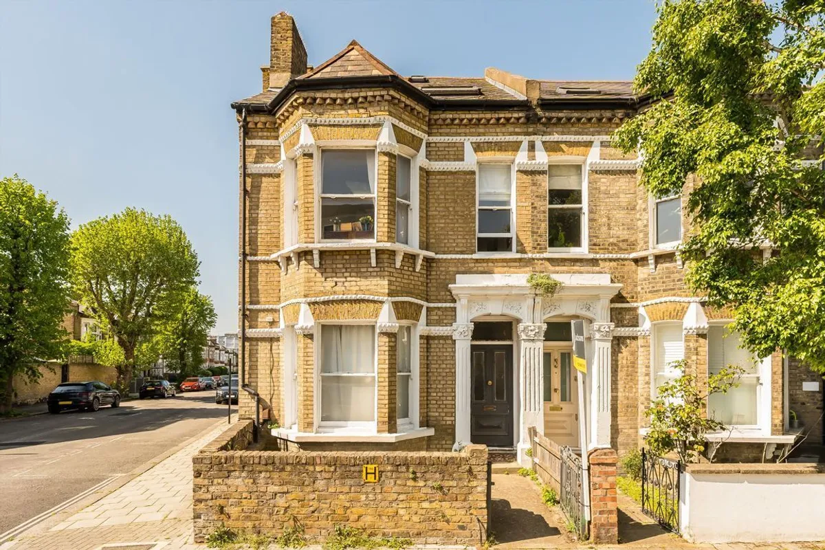 Flat Caldervale Road in Greater London