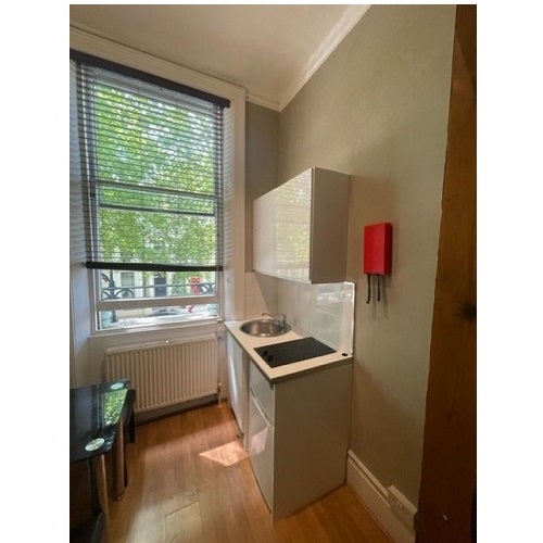 Flat Holland Road in Greater London