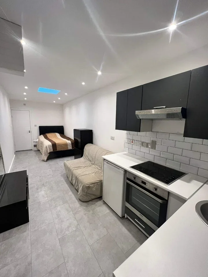 Flat Vanbrough Crescent in Greater London
