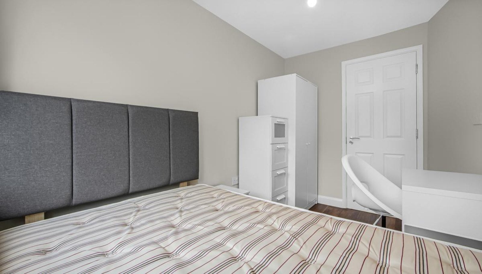 Room Hobill Walk in Greater London