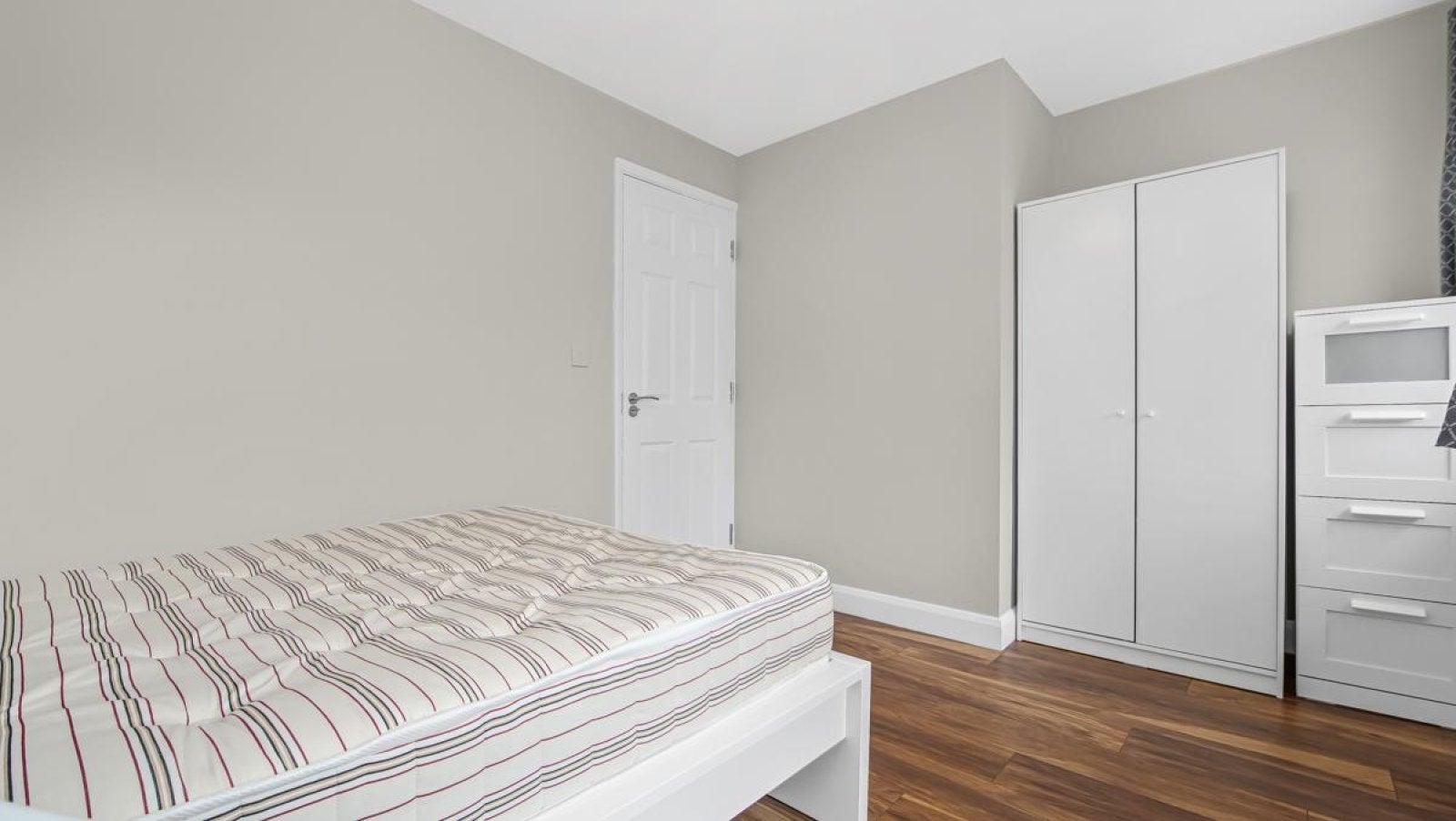 Room Hobill Walk in Greater London