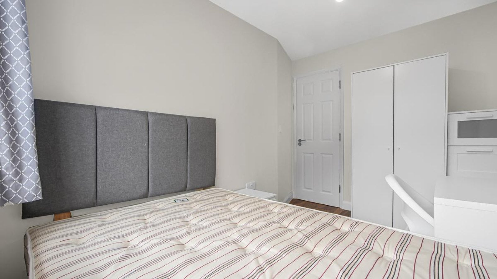 Room Hobill Walk in Greater London