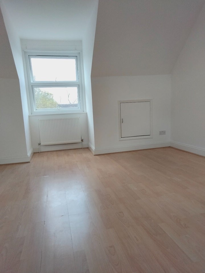 Flat Clifton Road in Greater London