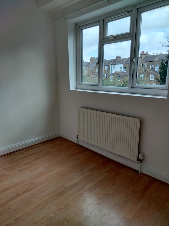 Flat Clifton Road in Greater London