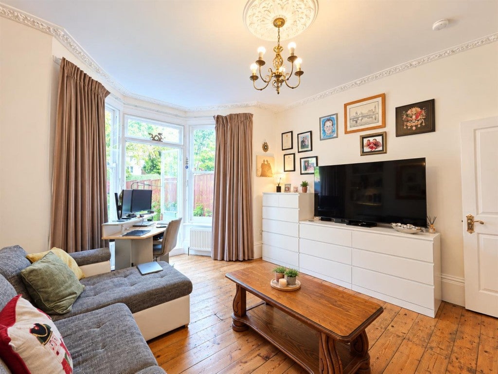 Flat Park Avenue in Greater London