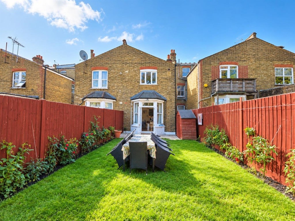 Flat Park Avenue in Greater London