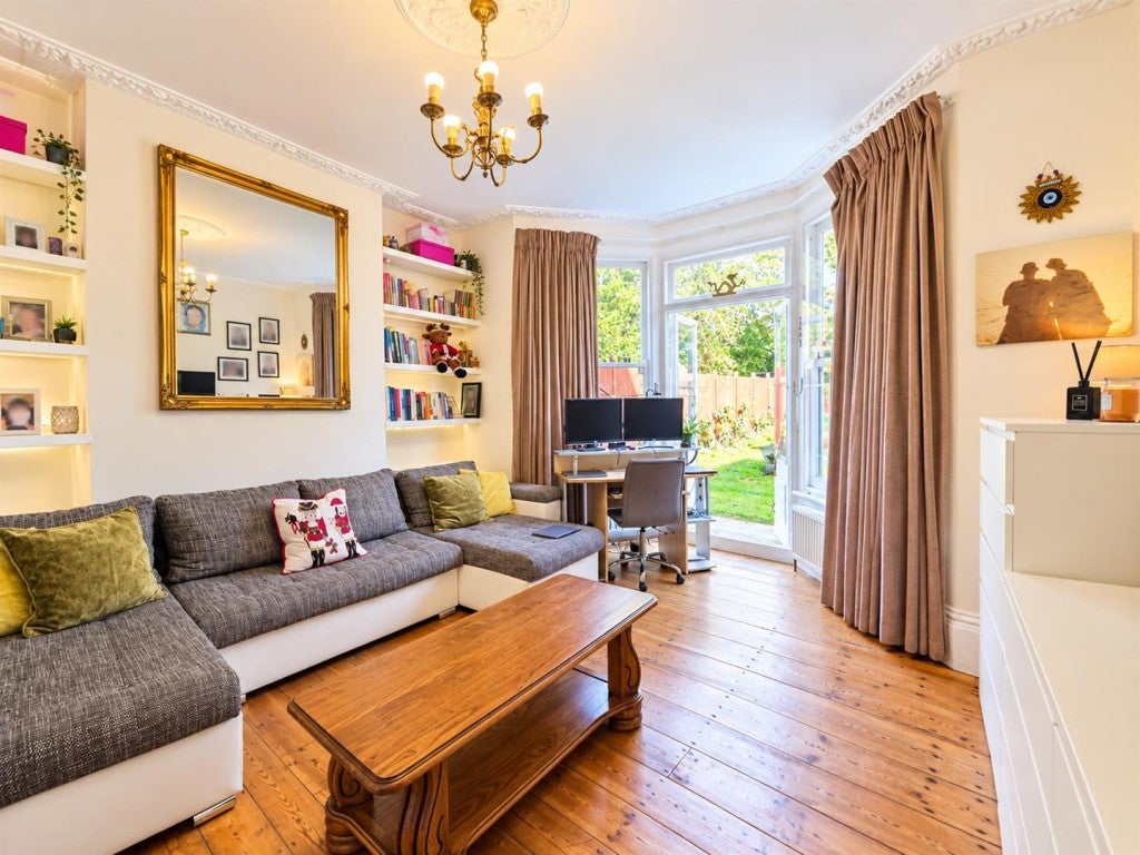 Flat Park Avenue in Greater London