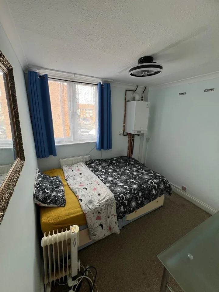 Room Barberry Close in Greater London