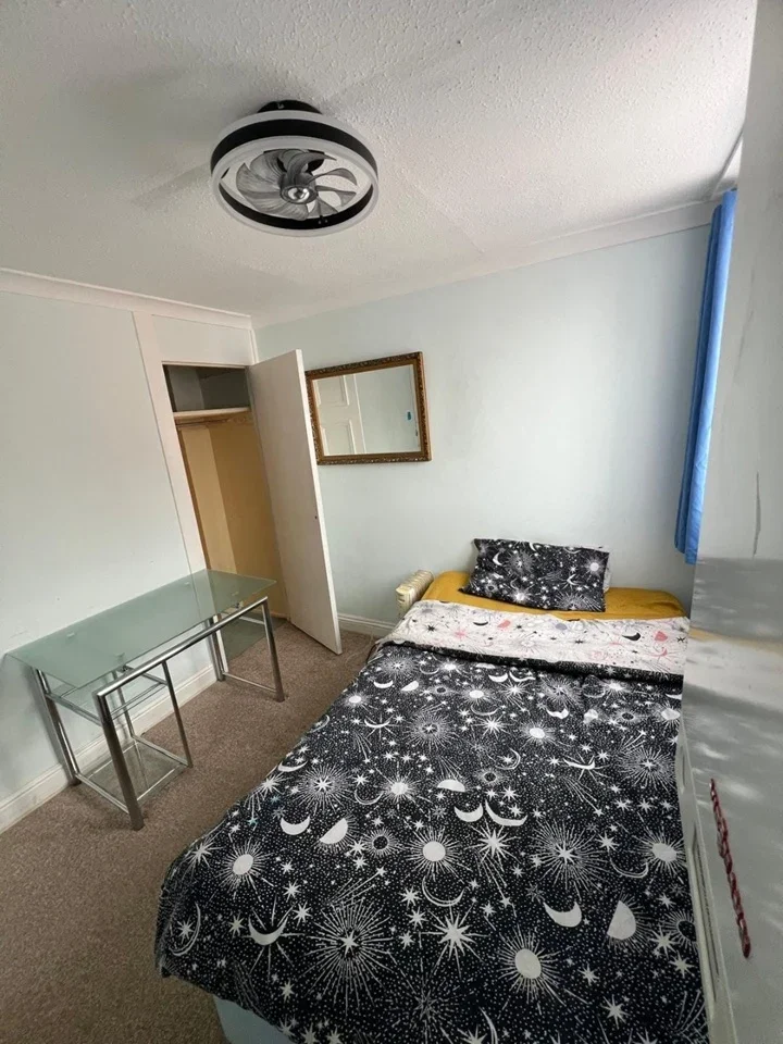 Room Barberry Close in Greater London