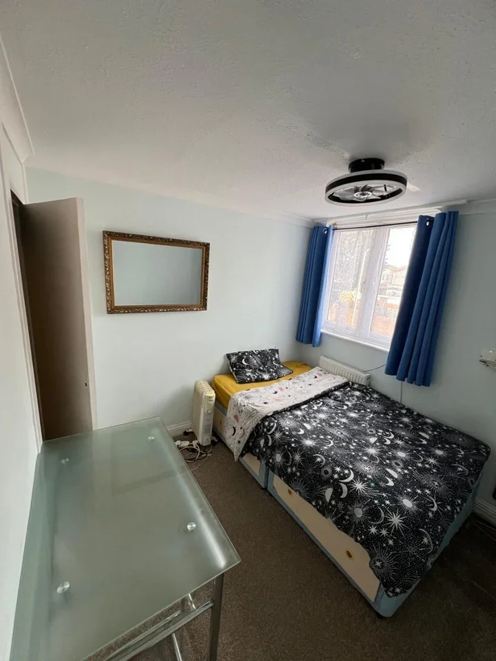 Room Barberry Close in Greater London