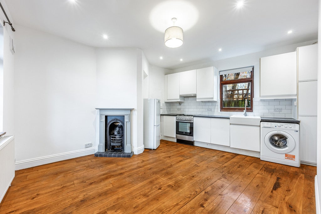 Flat Glenfield Road in Greater London