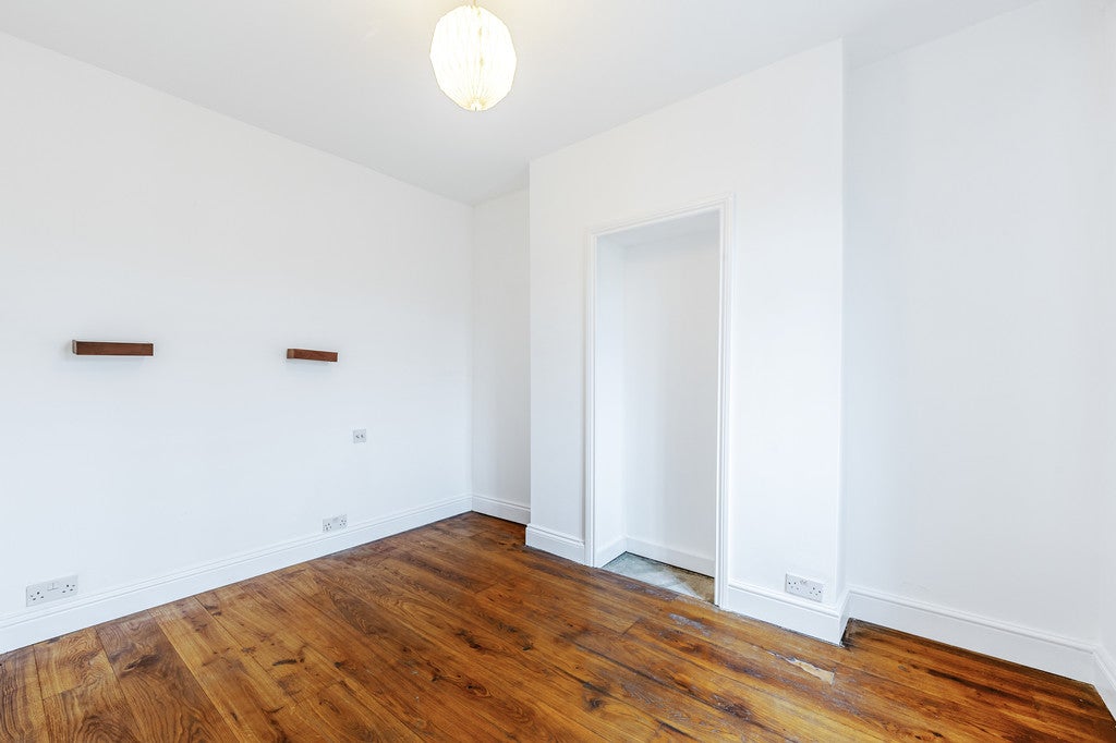 Flat Glenfield Road in Greater London