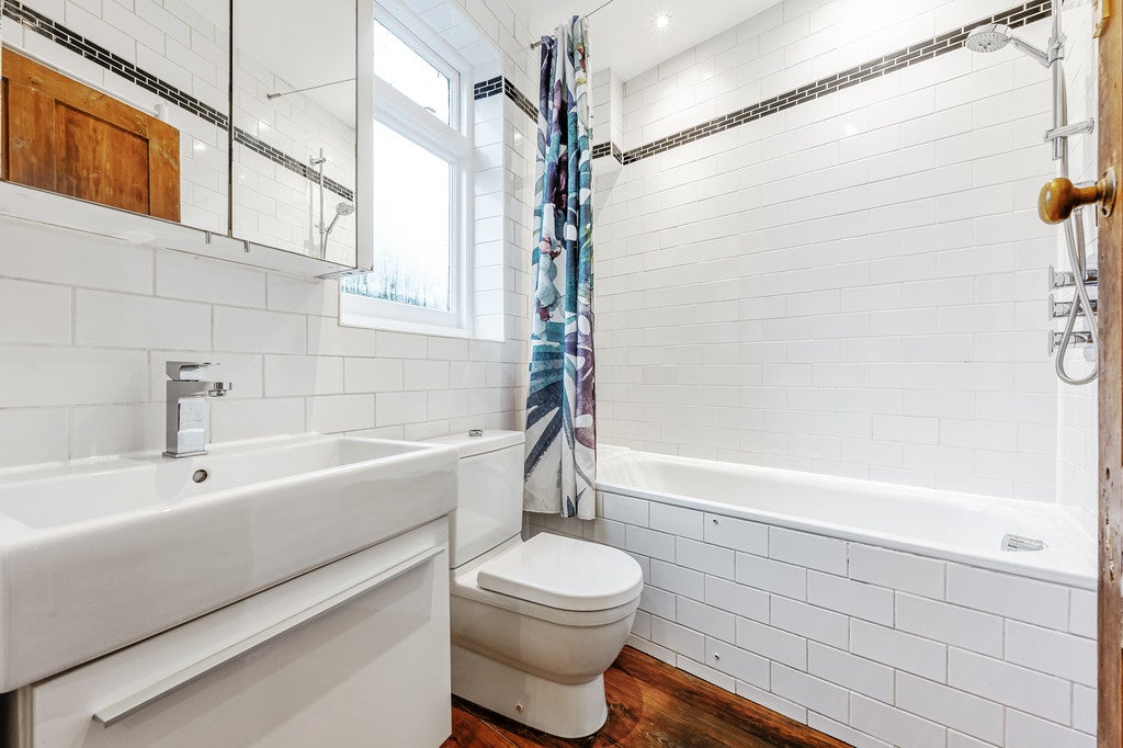 Flat Glenfield Road in Greater London
