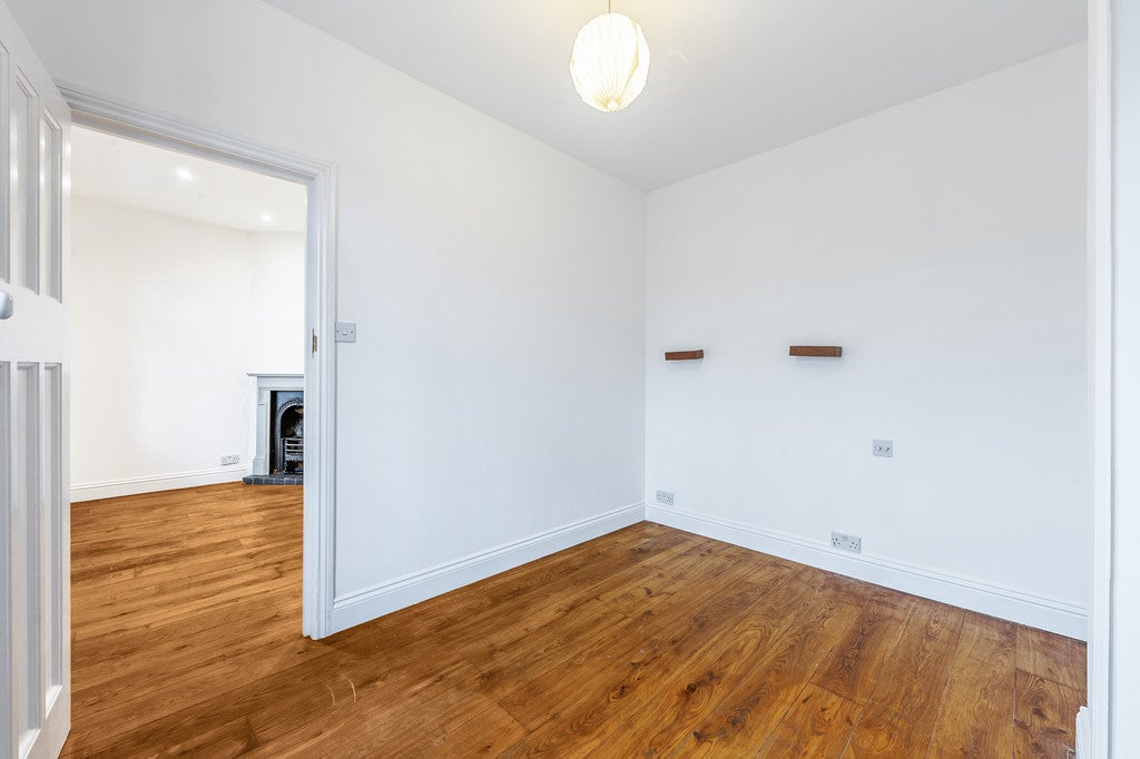 Flat Glenfield Road in Greater London