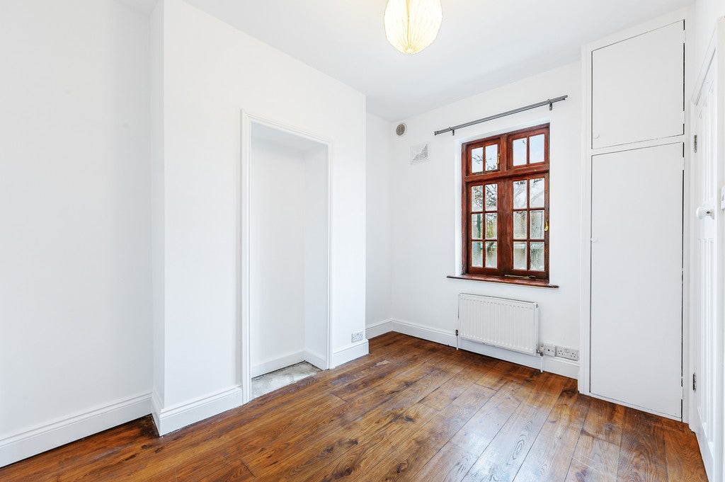 Flat Glenfield Road in Greater London