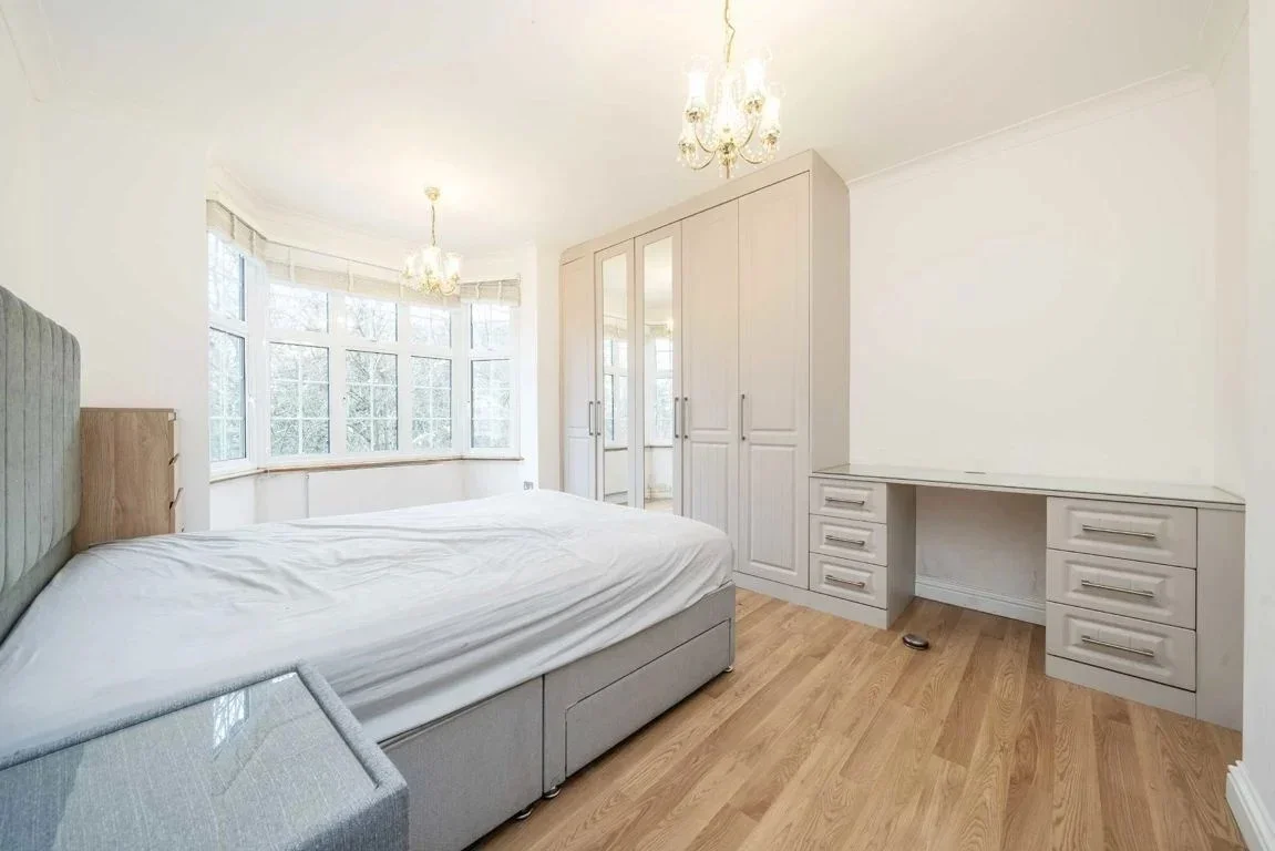 Flat Garth Mews in Greater London