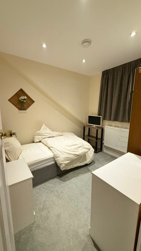 Room Grosvenor Road in Greater London