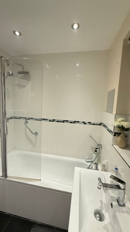 Room Grosvenor Road in Greater London