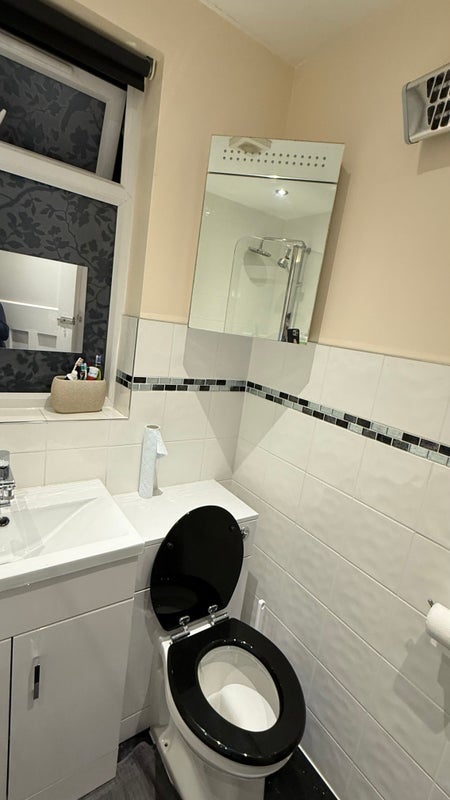 Room Grosvenor Road in Greater London