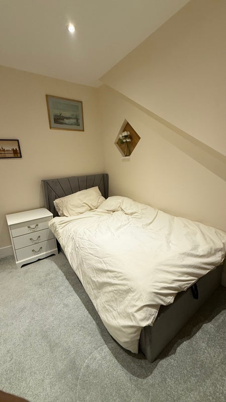 Room Grosvenor Road in Greater London
