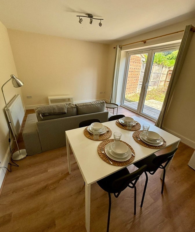 Room Hilary Road in Greater London