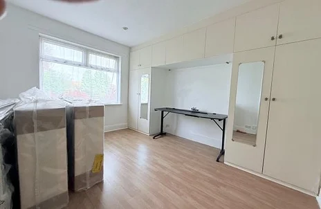 Room Elgar Avenue in London