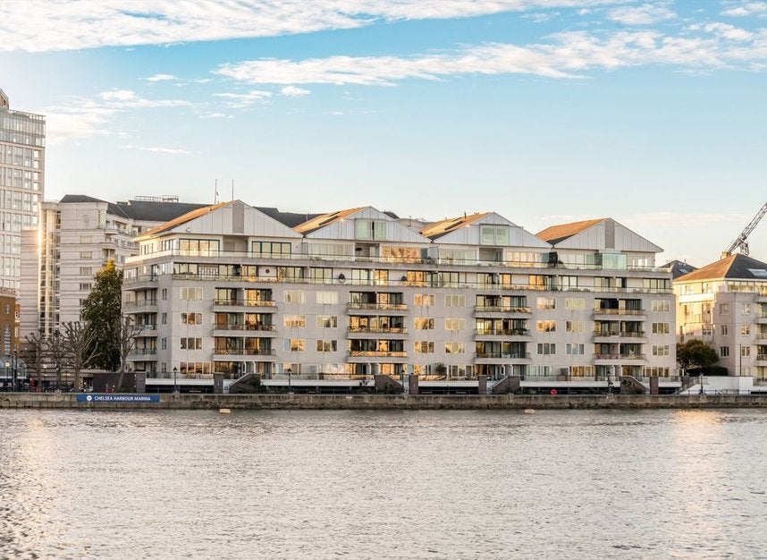 Flat Thames Avenue in Greater London