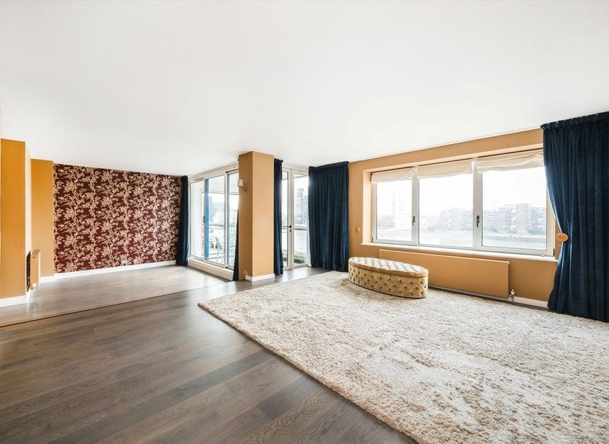 Flat Thames Avenue in Greater London
