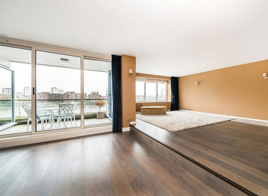 Flat Thames Avenue in Greater London