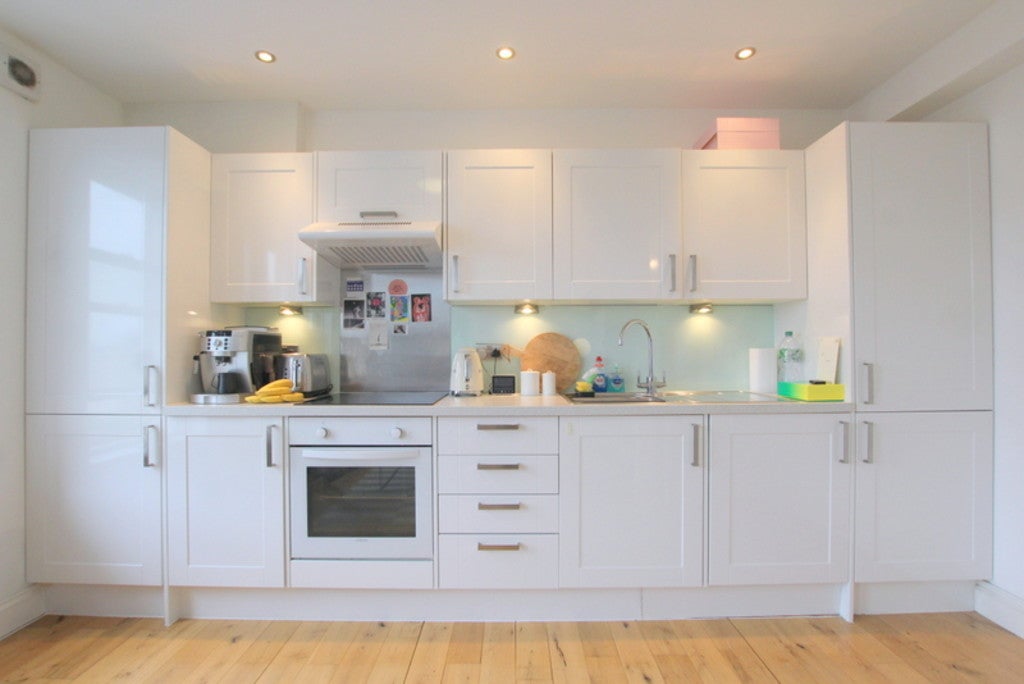 Flat Lavender Hill in Greater London