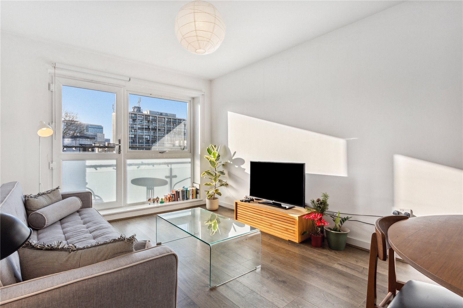 Flat Cudworth Street in Greater London