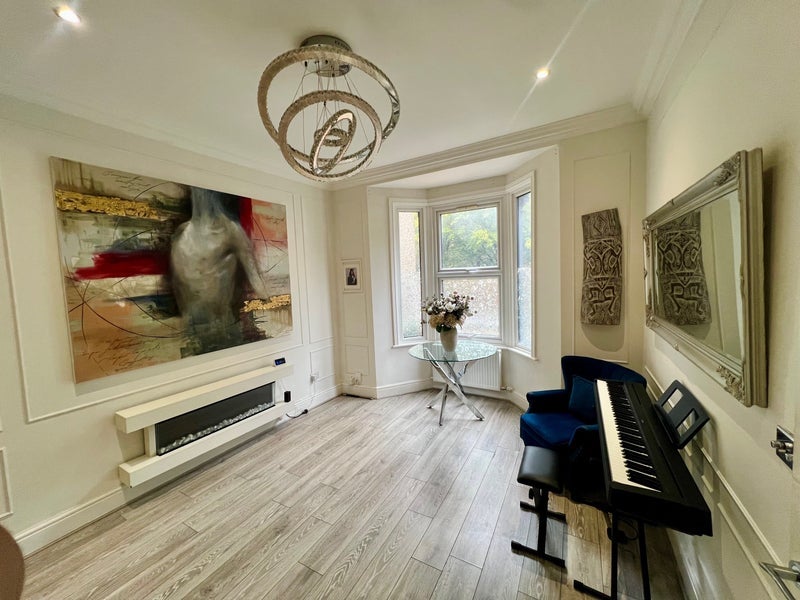 Room Vicarage Lane in Greater London