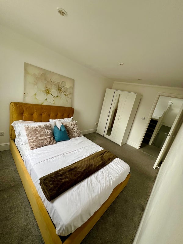 House Vicarage Lane in Greater London