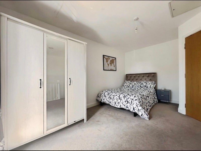 House Holts Crest Way in Leeds